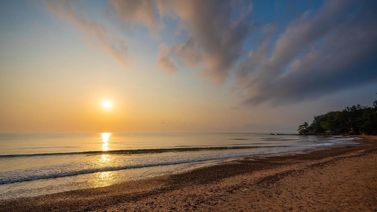 Ban Saithong Beach Resort Bang Saphan Noi Luaran gambar